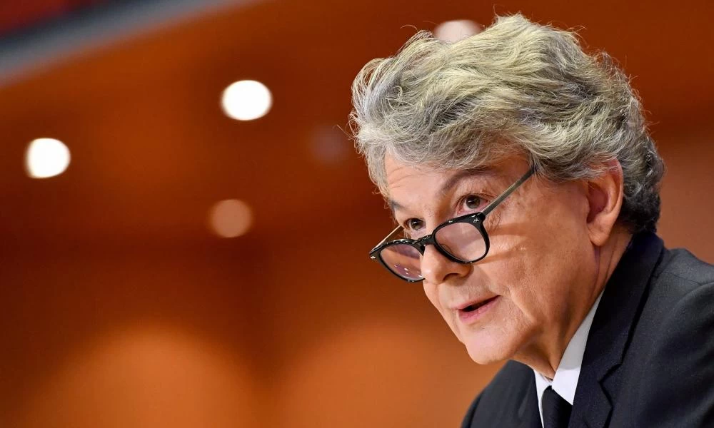 EE: ''Είμαστε σε πόλεμο με τον κορωνοϊό''!